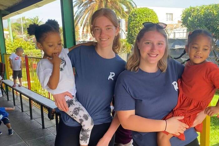 Volunteers zusammen mit Kindern in Südafrika