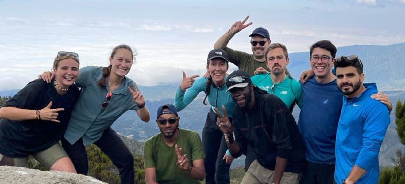 Fröhliche Reisende auf dem Kilimanjaro