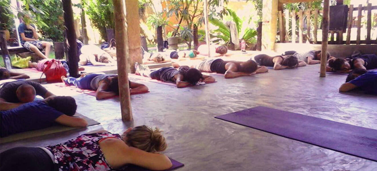 Yoga-Übungen auf der Matte zur Stressbewältigung
