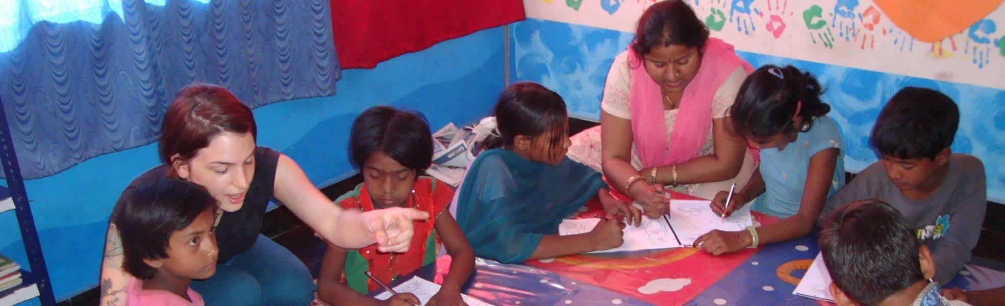 Volunteer bei ihrem Auslandspraktikum in Indien mit Kindern