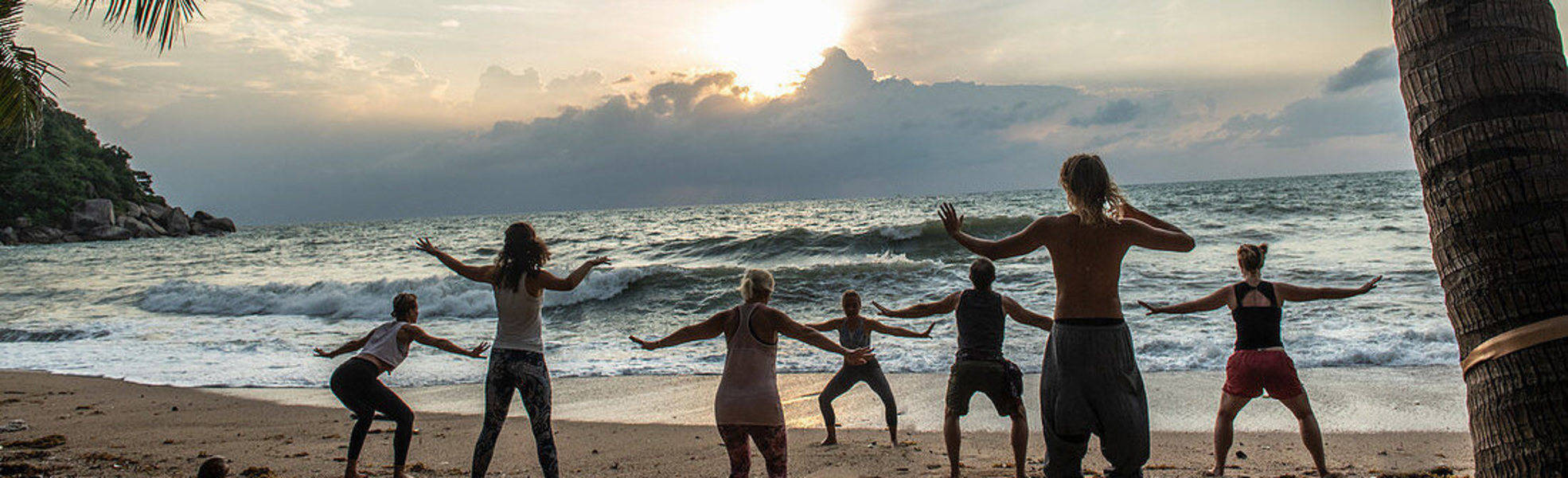 Yoga am Strand in Thailand – bei Adventure & Trips