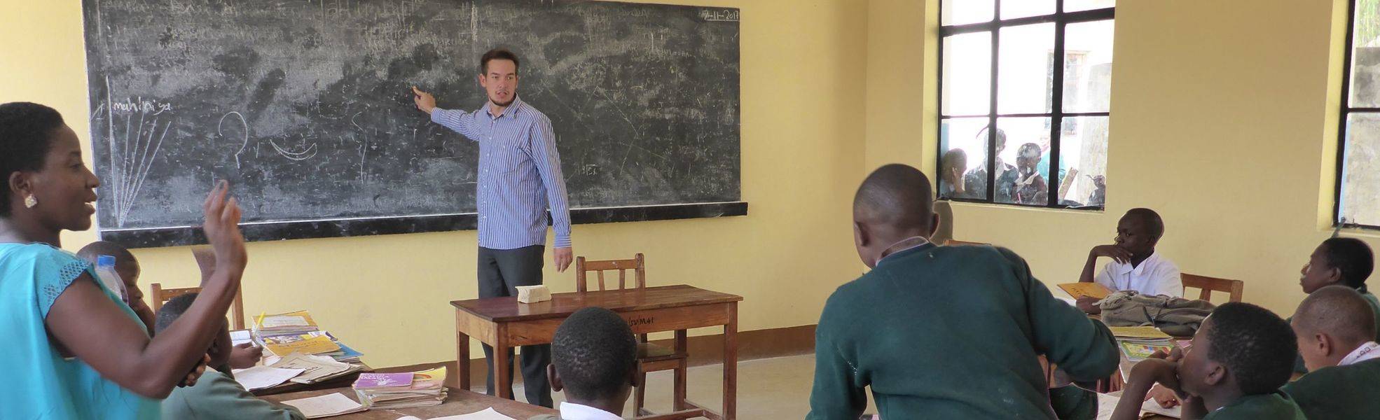 Volunteer beim Auslandspraktikum in Tansania in einer Schule