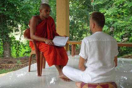 Lerne von den Mönchen in Sri Lanka