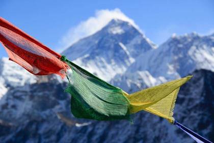 Bunte Gebetsfahnen in Nepal mit Mount Everest im Hintergrund