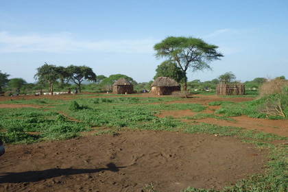 Massai Hütten mitten in der Steppe Tansanias