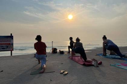 Morgen-Yoga direkt am Strand
