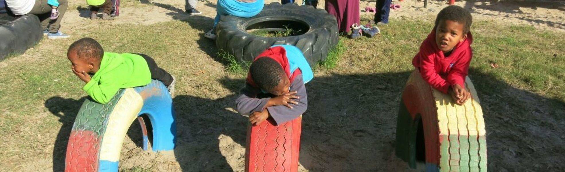 Kinder betreuen im Children Center in Südafrika