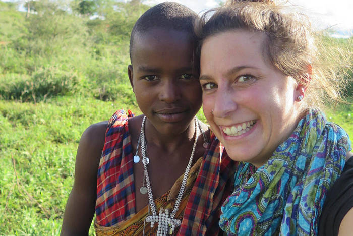 Massai-Kind mit Besucherin