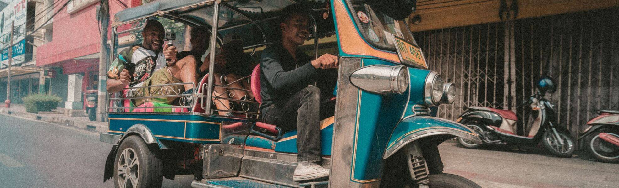 Tourist in einem kleinen Taxi 