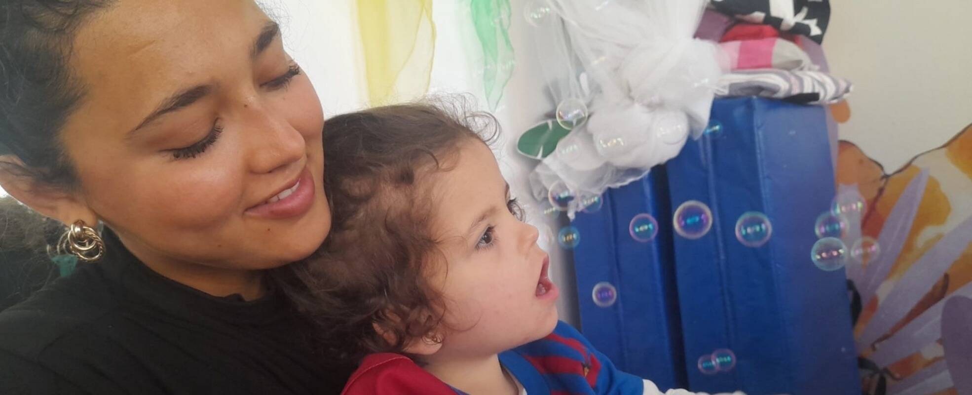 Freiwillige mit Kinder im Sozialprojekt