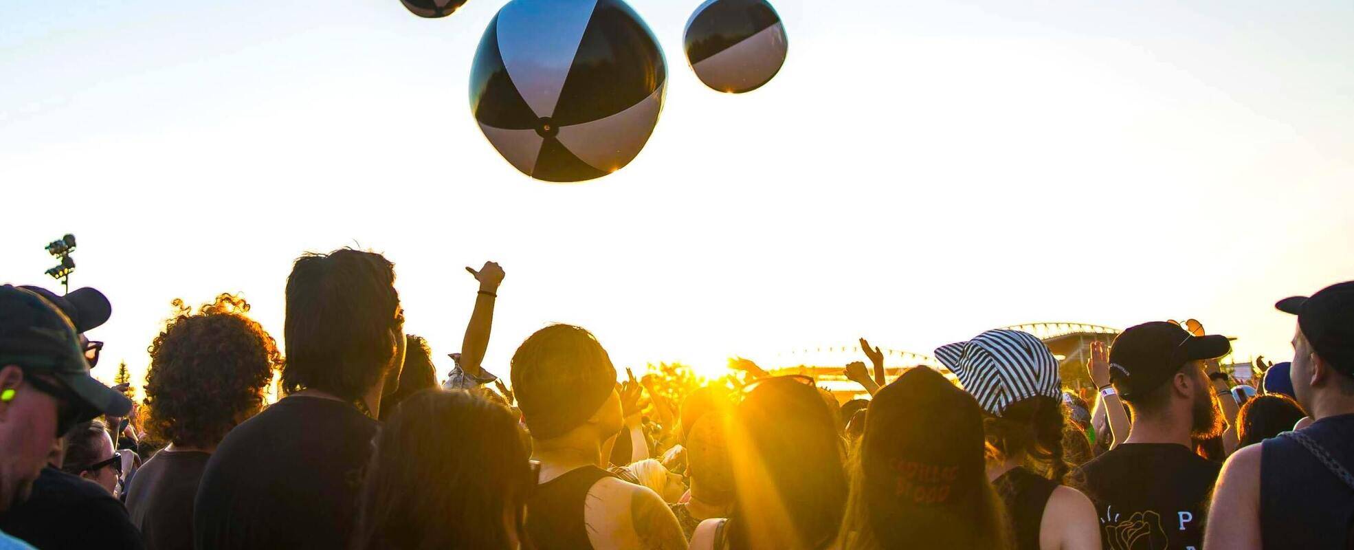 Beach-Party bei Sonnenuntergang