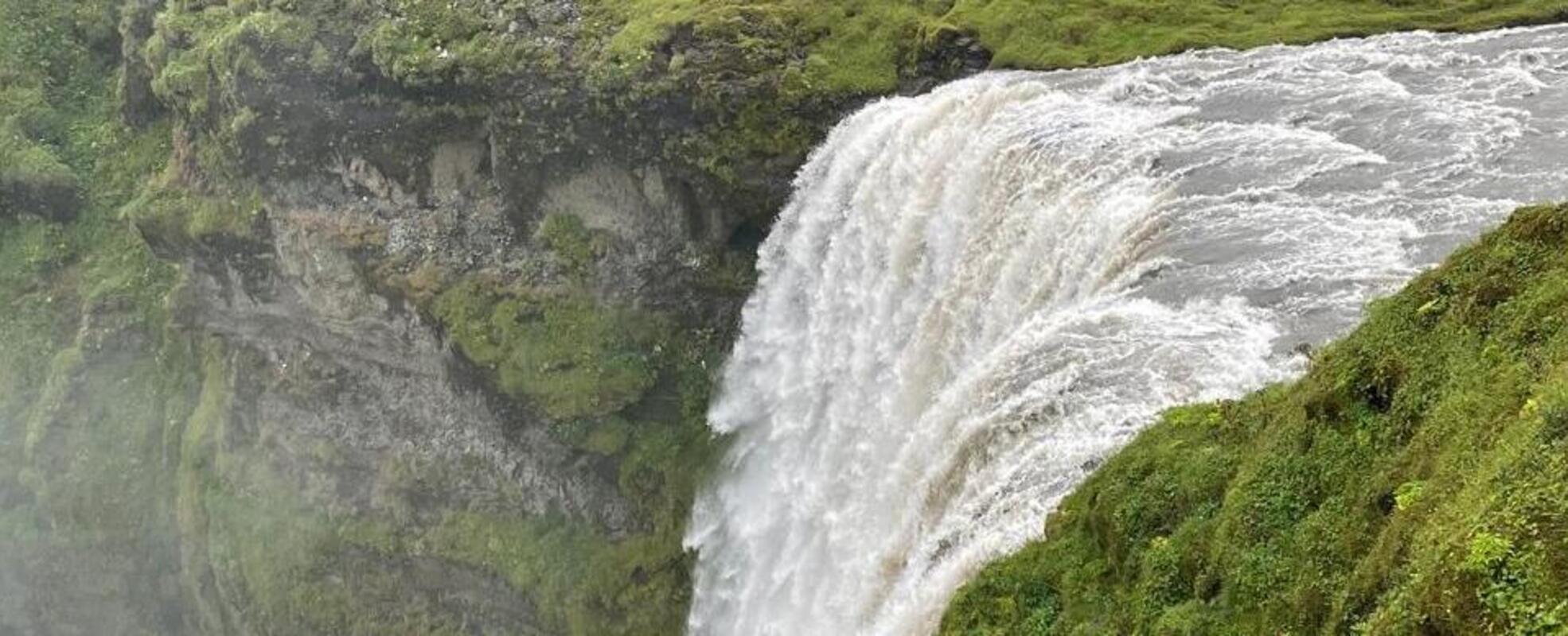 Wasserfall beim Volunteering in Island