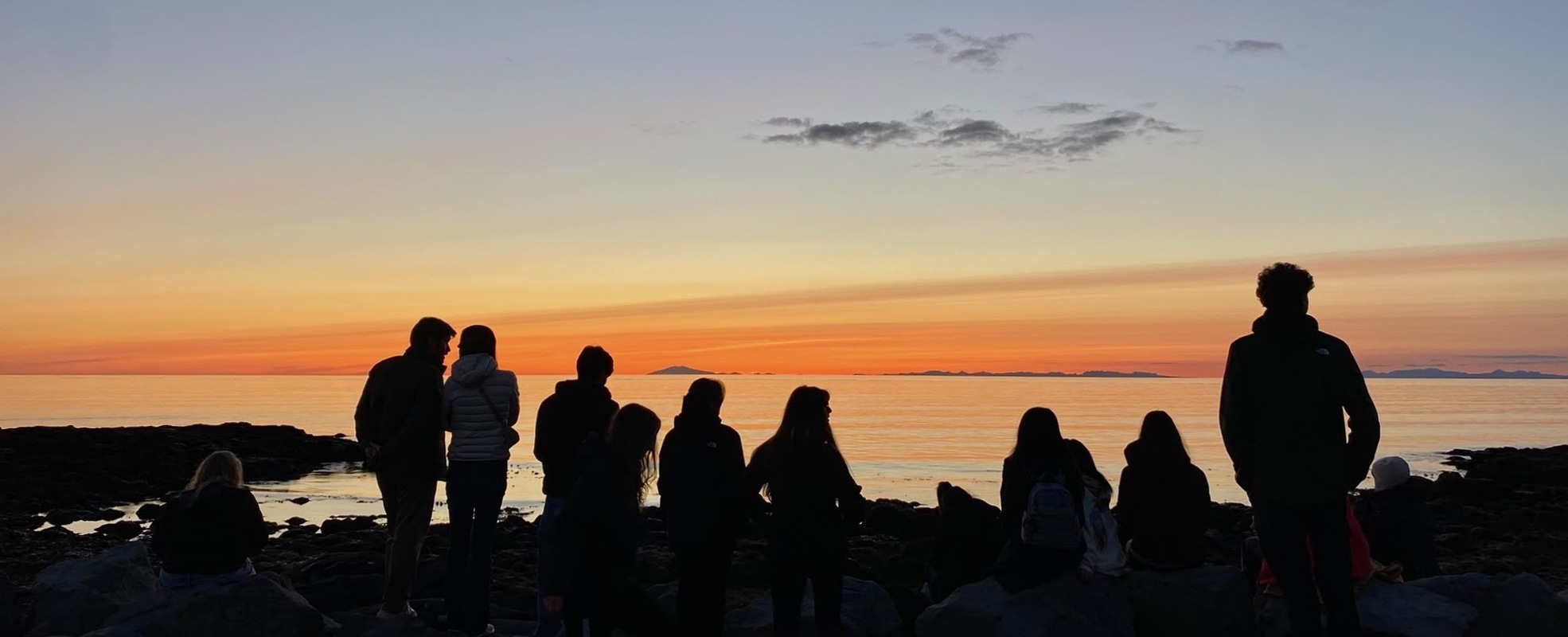 Klara mit Volunteer Gruppe am Meer in Island