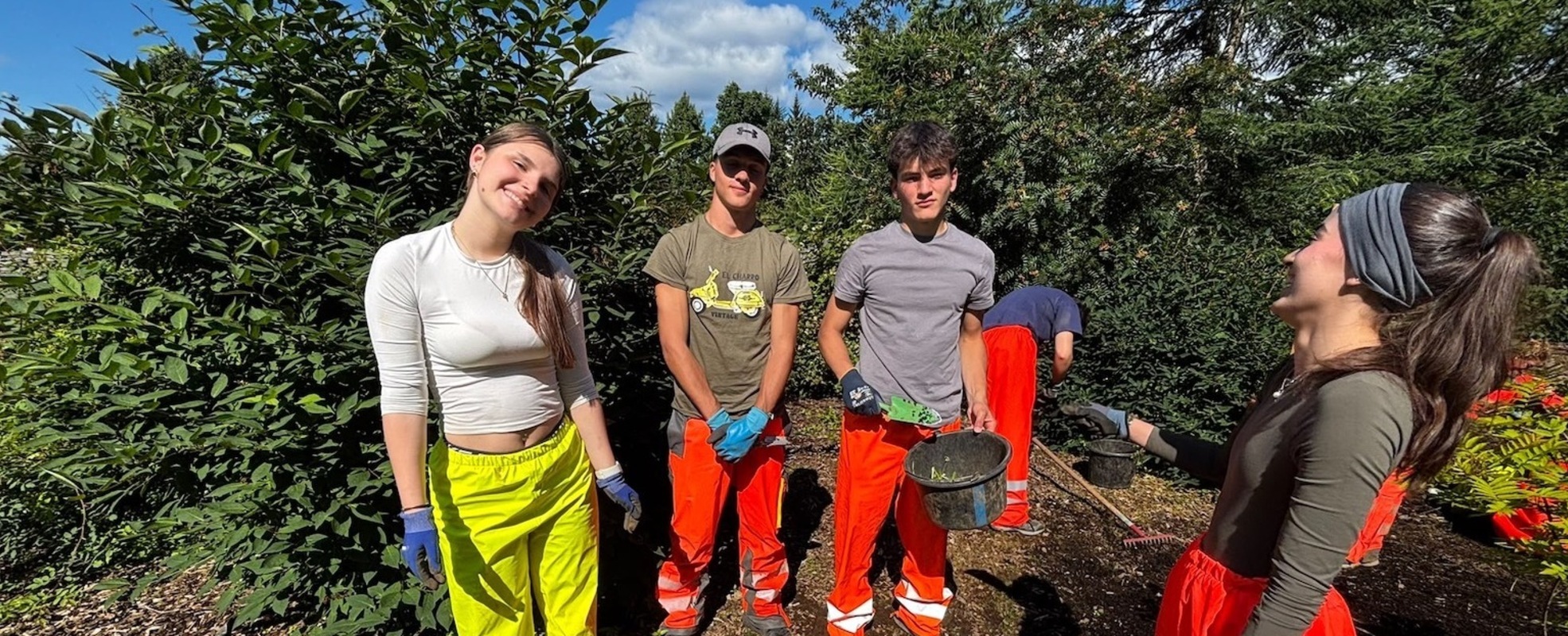 Anni mit anderen Volunteers am arbeiten in Island