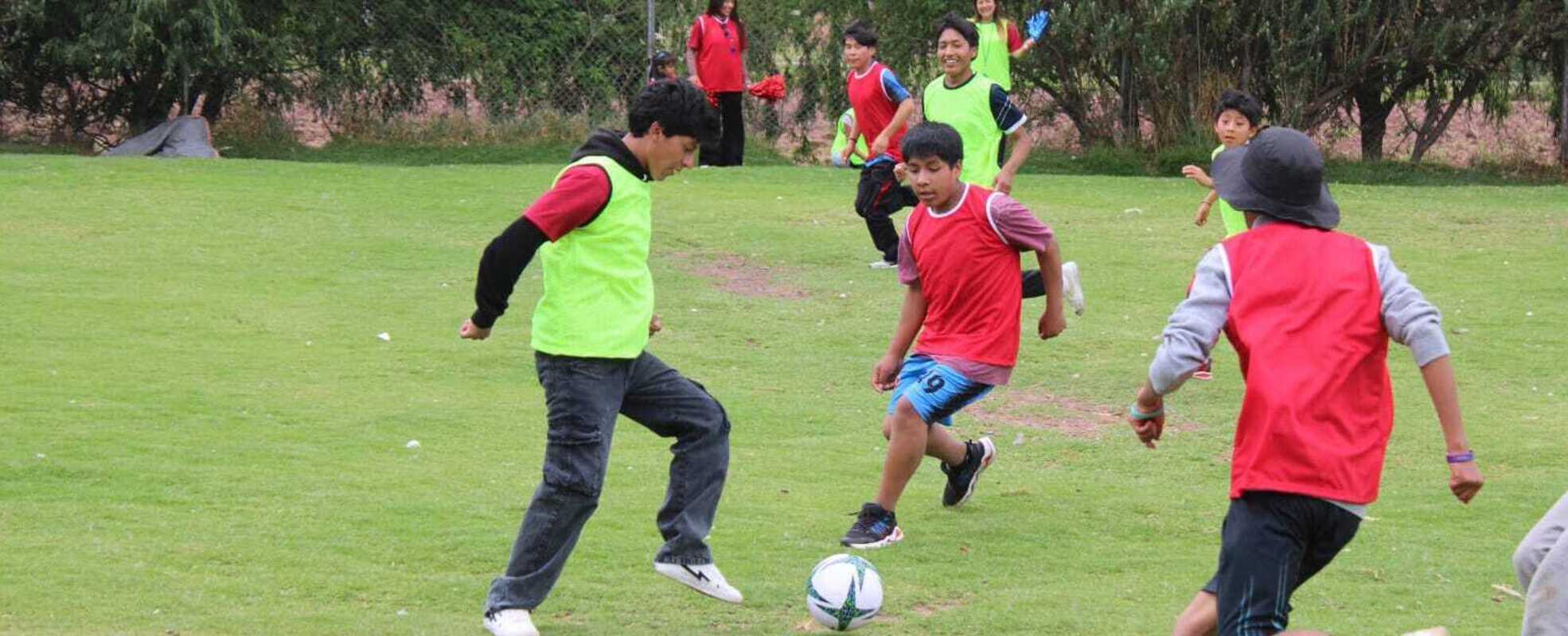 Kinder am Fußballspielen im Children Center