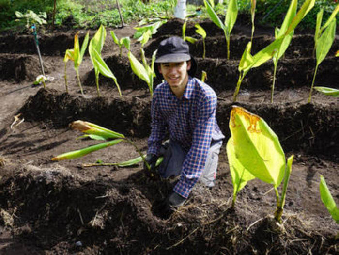 Sebastian bei der Farmarbeit in Ecuador
