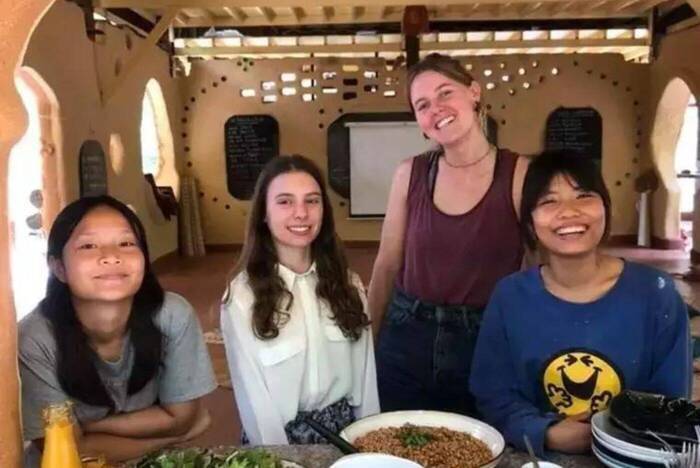 Teilnehmerinnen beim Essen