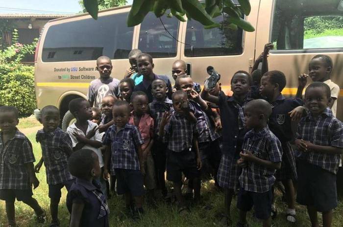 RGV Straßenkinder-Projekt freut sich über Bus für die Kinder
