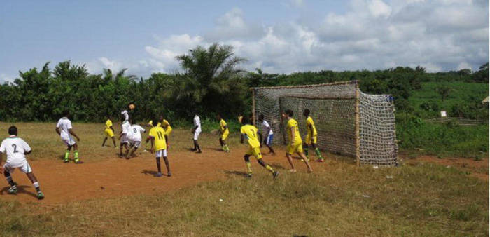 RGV Volunteers basteln Fußballnetze für Kinder in Ghana