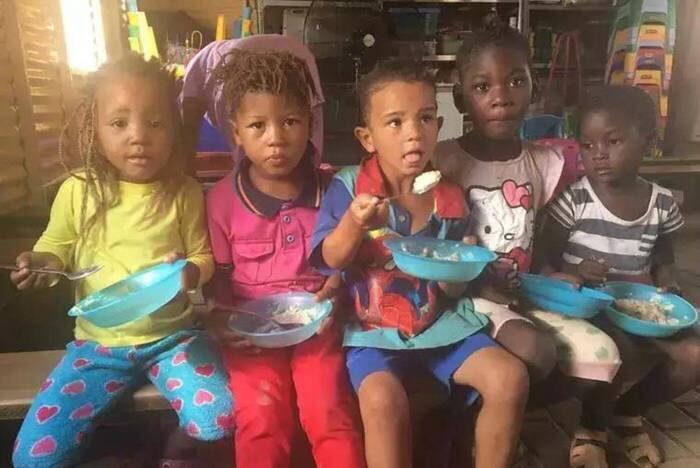 Kinder in der Suppenküche in Namibia