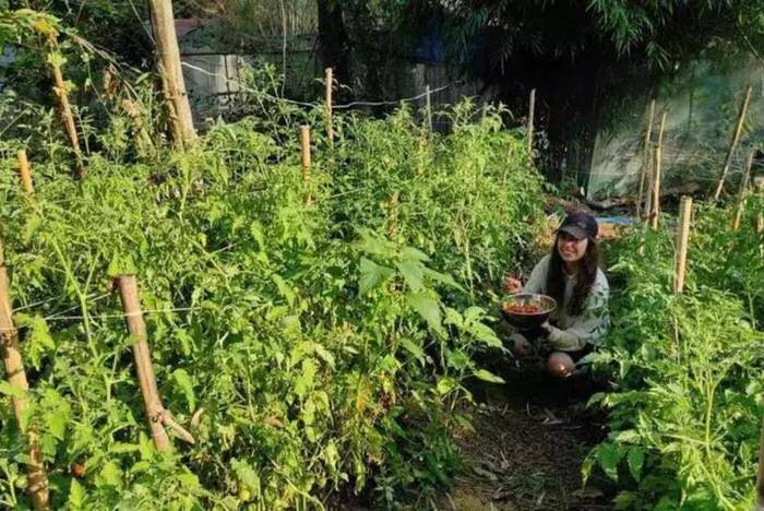 Elena bei der Gartenarbeit im Ashram