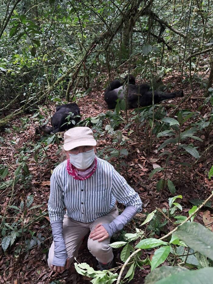 Andrea mit wilden Gorillas in Uganda