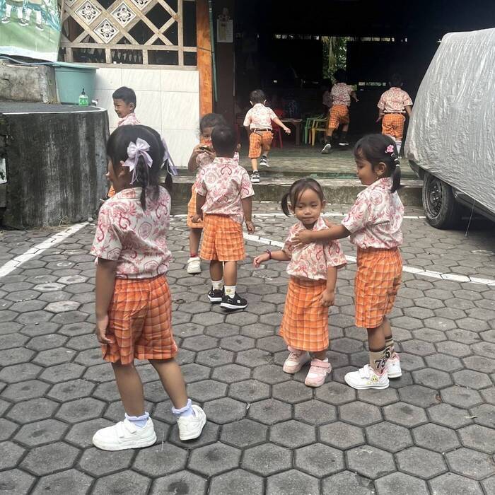 Jarmos Volunteering beim Englisch unterrichten in einer Schule auf Bali