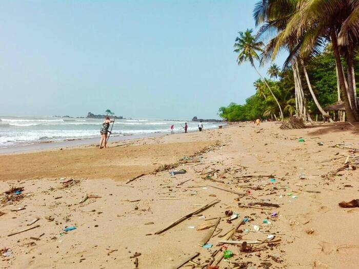 Sandras Freiwilligenarbeit im Naturschutz am Strand in Ghana