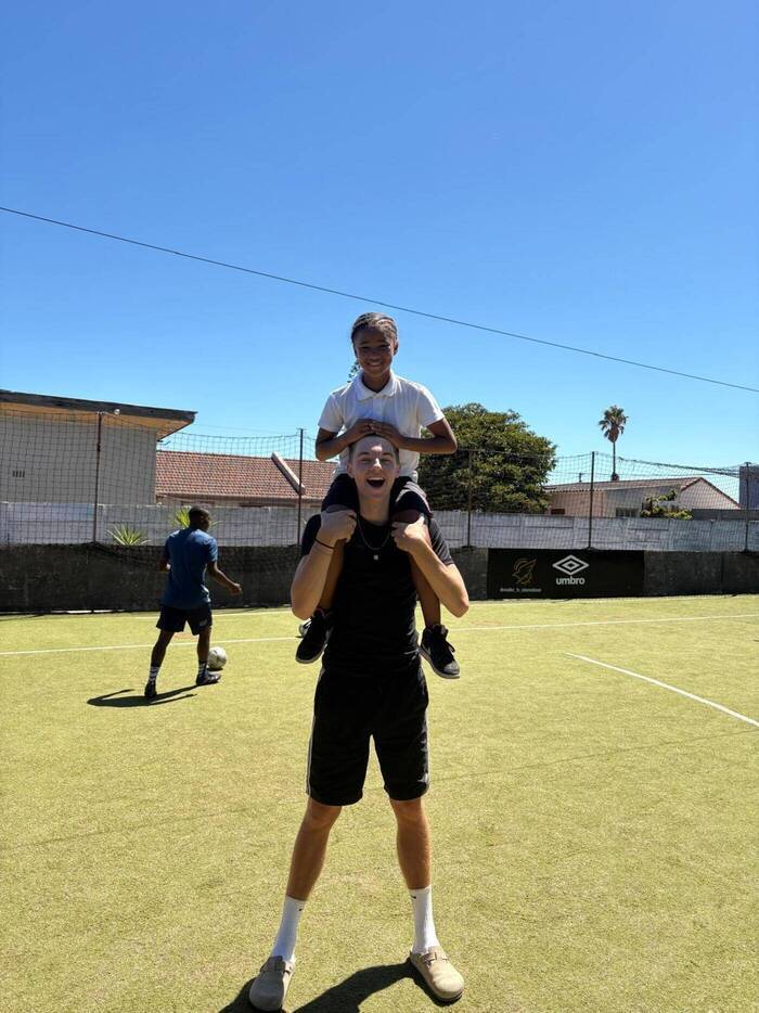 Fußballtrainer Volunteer mit Kind in Südafrika