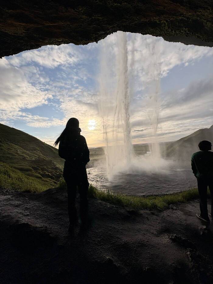 Anni vor Wasserfall in Island