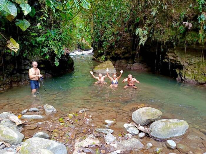 Team in Bergnebelwald Ecuador