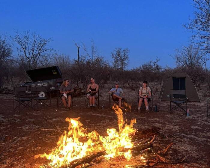 Simbabwe Volunteers am Lagerfeuer