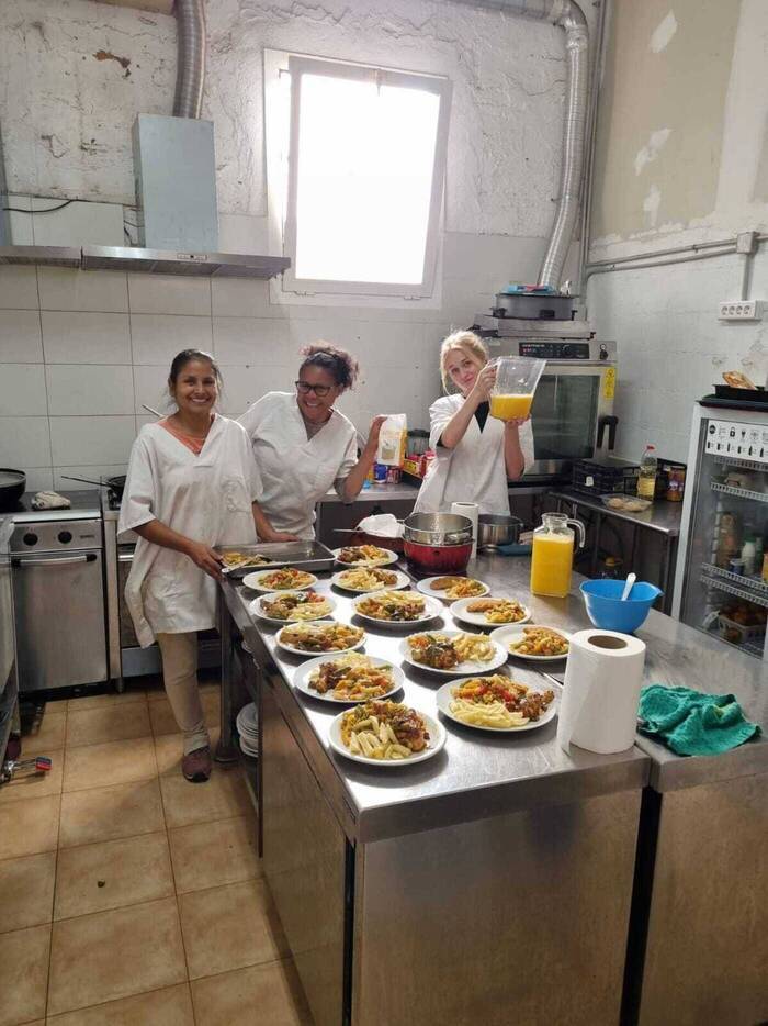 Volunteers bei der Lebensmittelhilfe in Barcelona