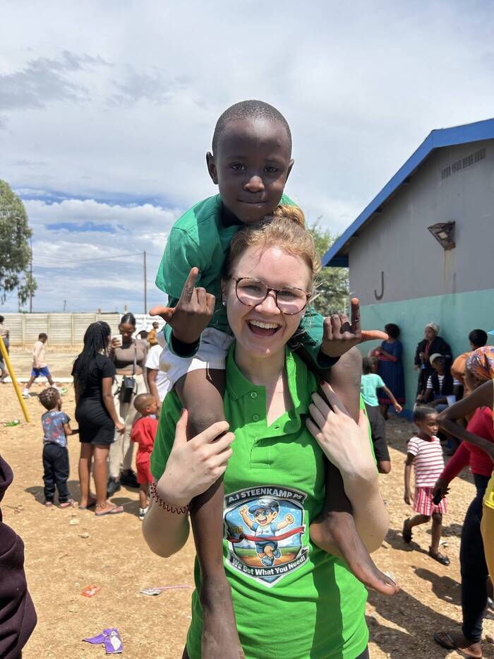Amelie mit Grundschulkind in Namibia