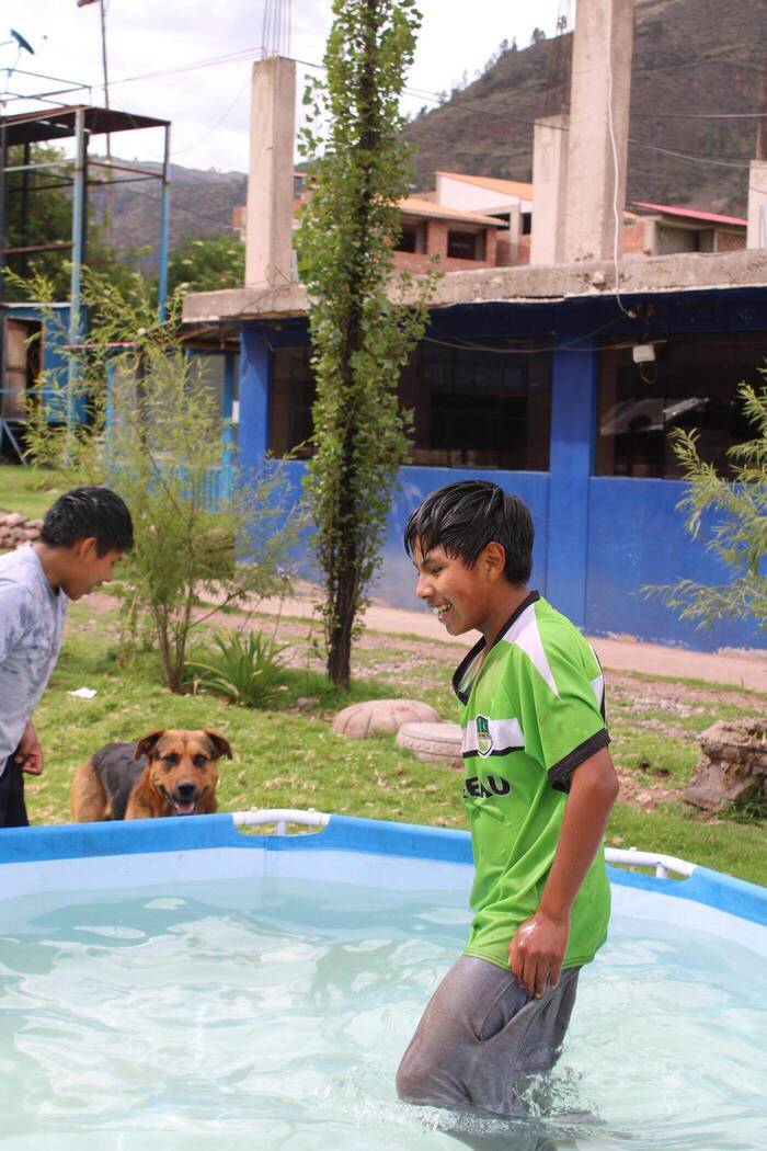 Kinder und Hund am spielen im Children Center Peru