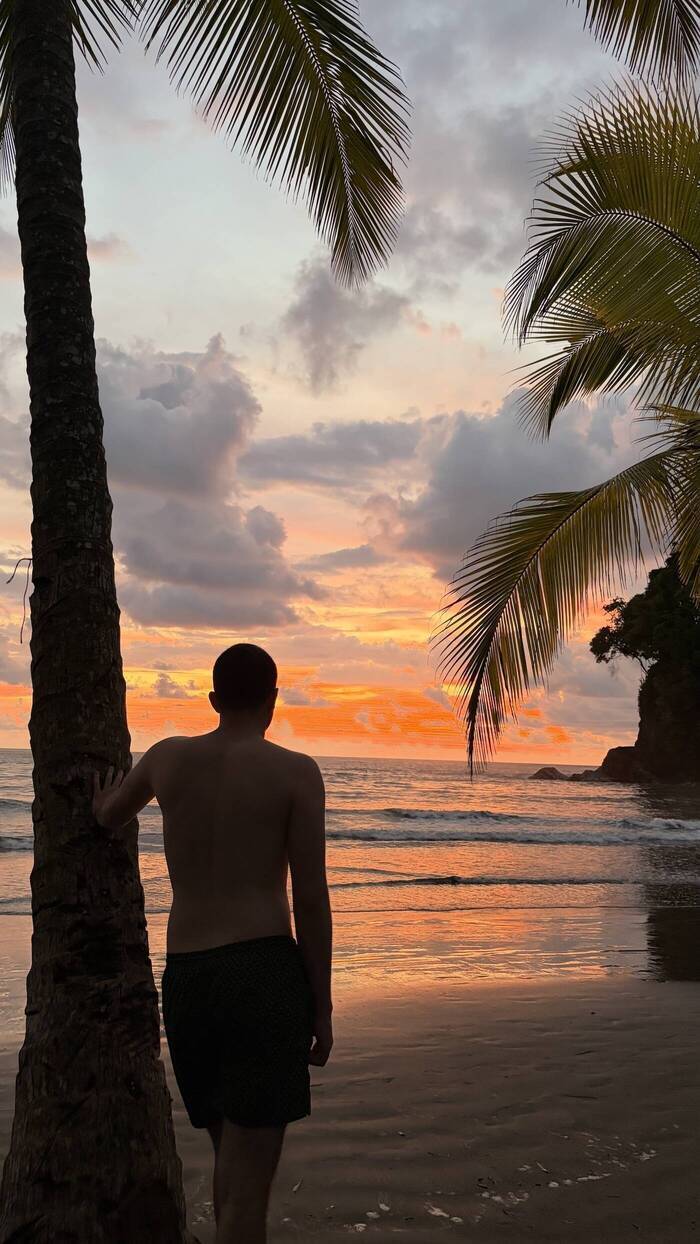 Luis bei Sonnenuntergang am Meer Costa Rica