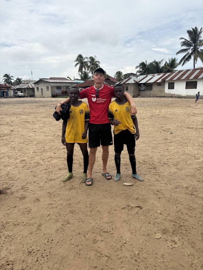 Gustav mit Fußballspielern auf Sansibar