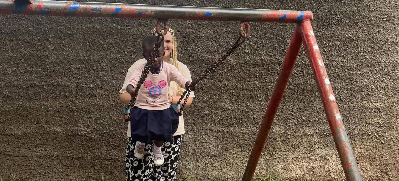 Leonie mit Kind und Schaukel