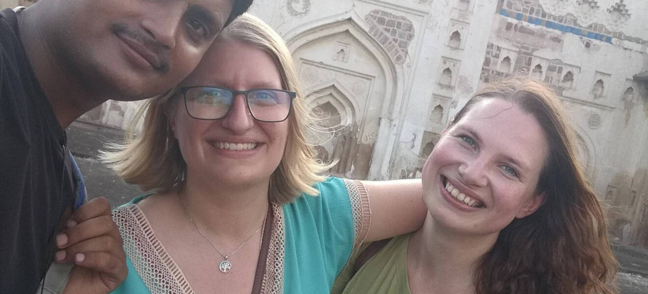 Jasmin und Maiken machen erste Bekanntschaften in Indien