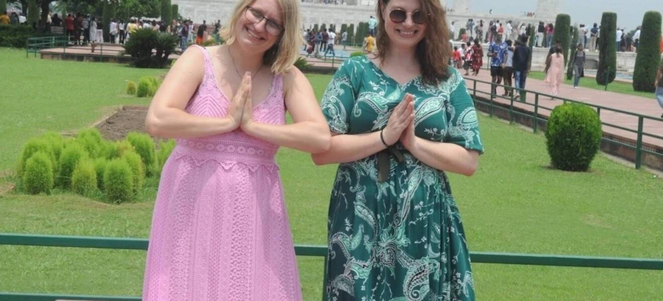 Jasmin und Maiken vor dem Taj Mahal