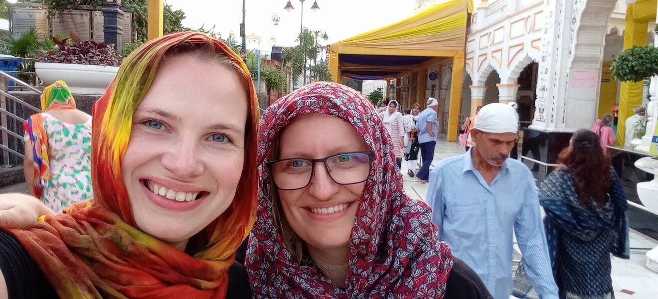 Jasmin und Maiken beim Sikh-Tempel "Gurudwara Bangla Sahib"