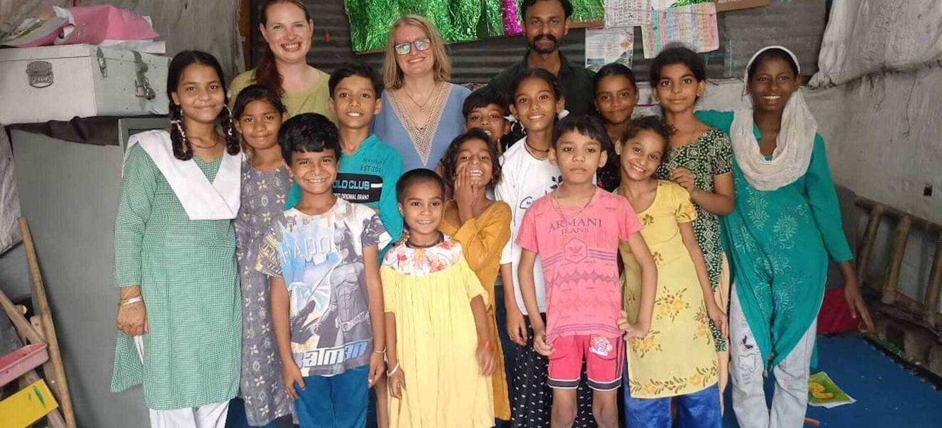 Jasmin und Maiken beim Abschied von den Straßenkindern