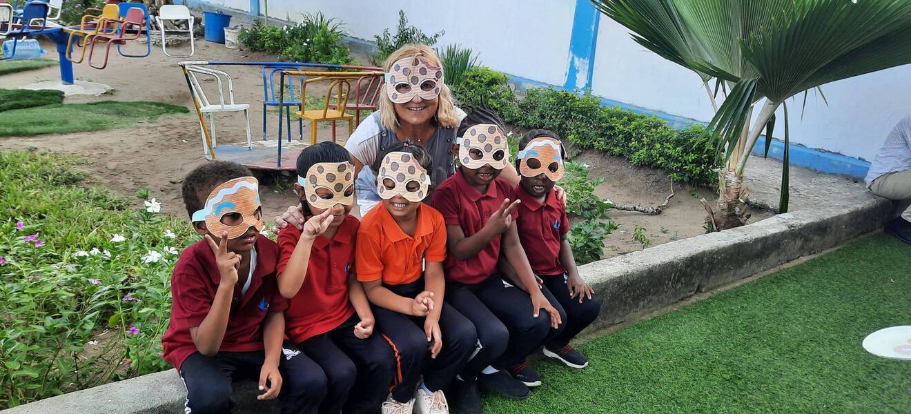 Hilde mit Kindern aus dem Children Center auf Sansibar