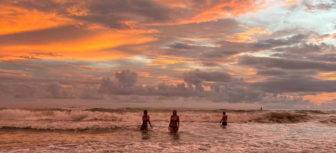 Volunteers am Strand von Costa Rica