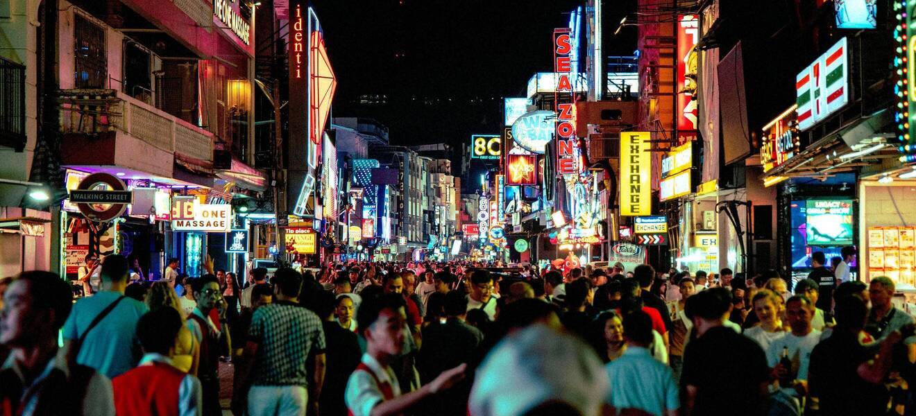 Gassen in Bangkok bei Nacht