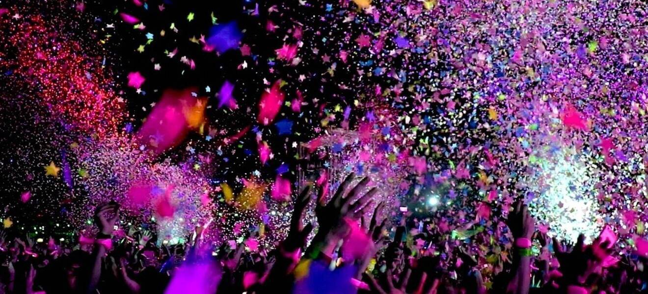 Pulsierendes Nachtleben mit Konfetti, Musik und bunten Lichtern