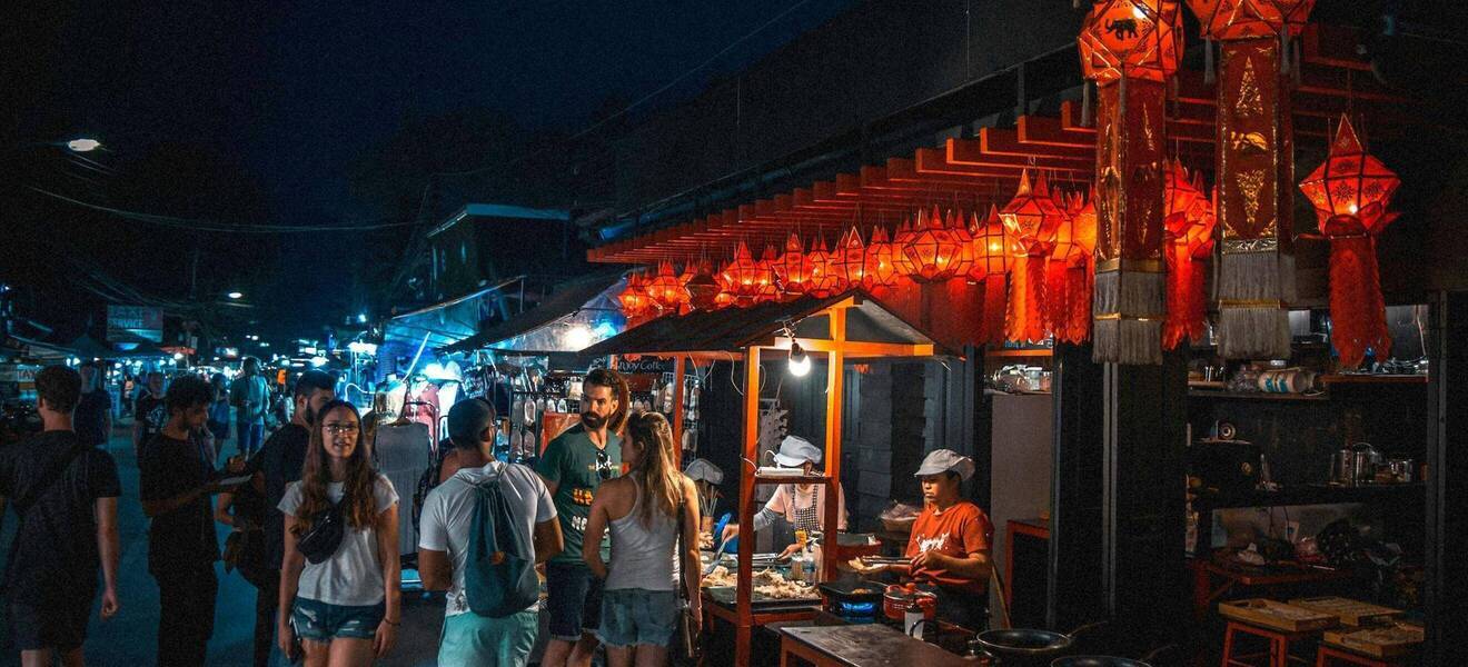 Bunte Märkte bei Nacht