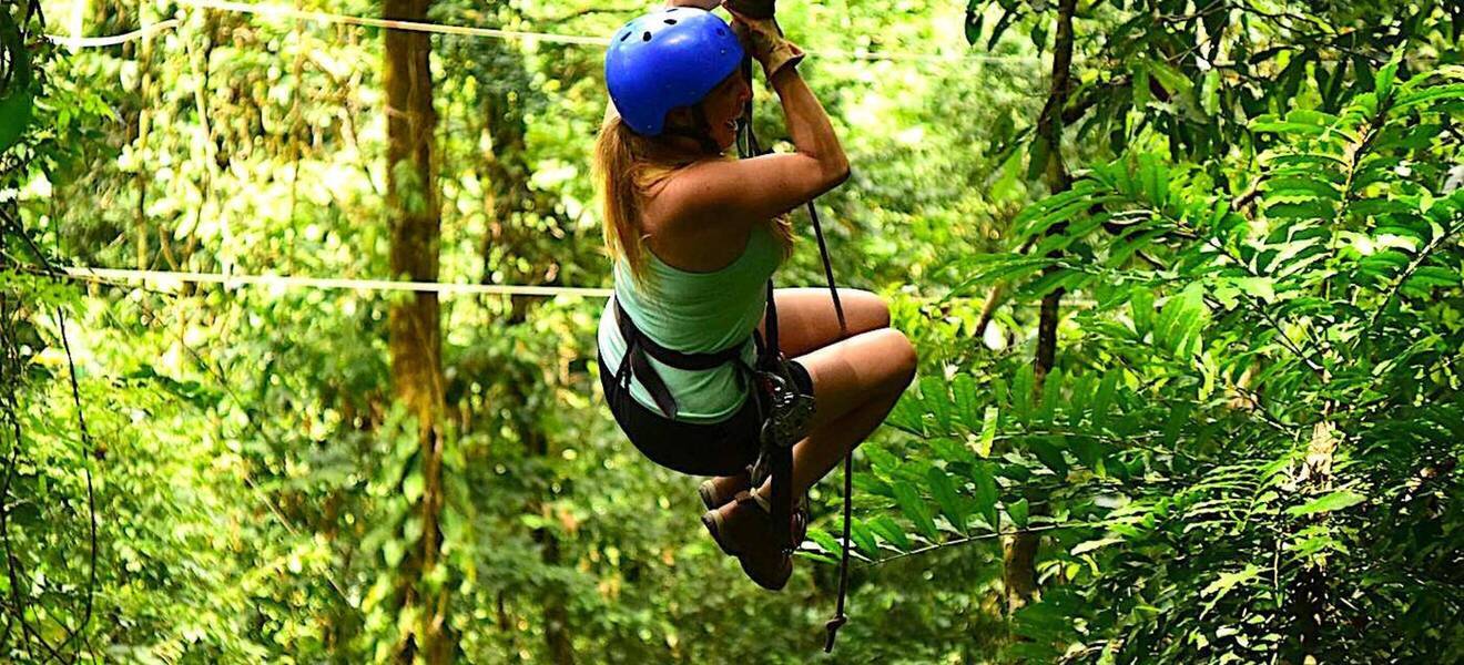 Mit der Zipline durch den Regenwald