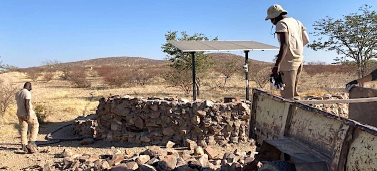 Bau einer Schutzmauer im Elefantenprojekt