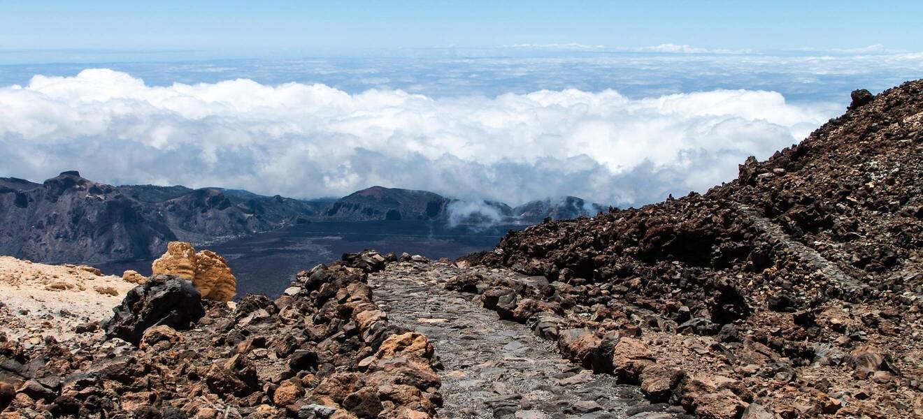 Ausblick über das wolkenbedeckte Teneriffa